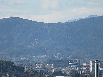 高尾山(599m)と小仏城山(670m)の鞍部